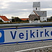 Vejskilt, som illustrerer Nørlem kirke som vejkirke